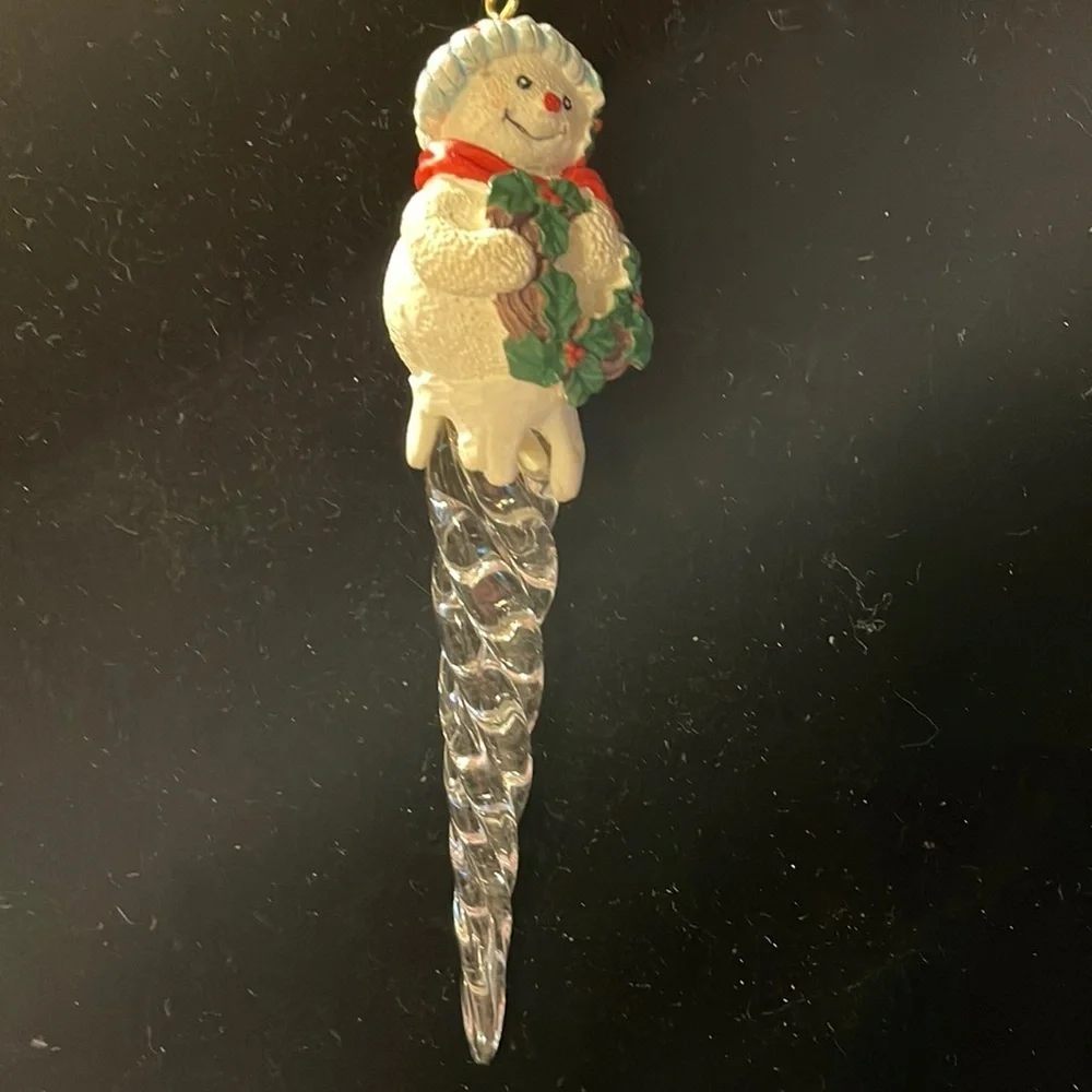 Avon Vintage 1995  “Icicle Fun Ornament Snowman with Wreath”